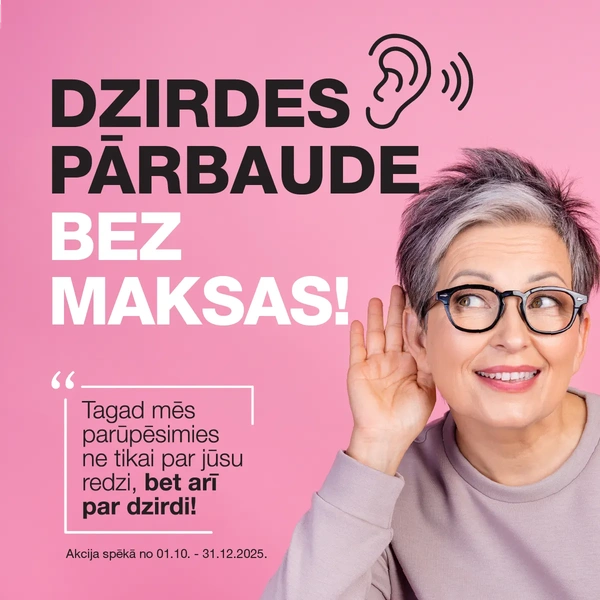 Vecāka gadagājuma sieviete pielikusi plaukstu pie auss, cenšoties sadzirdēt skaņu.